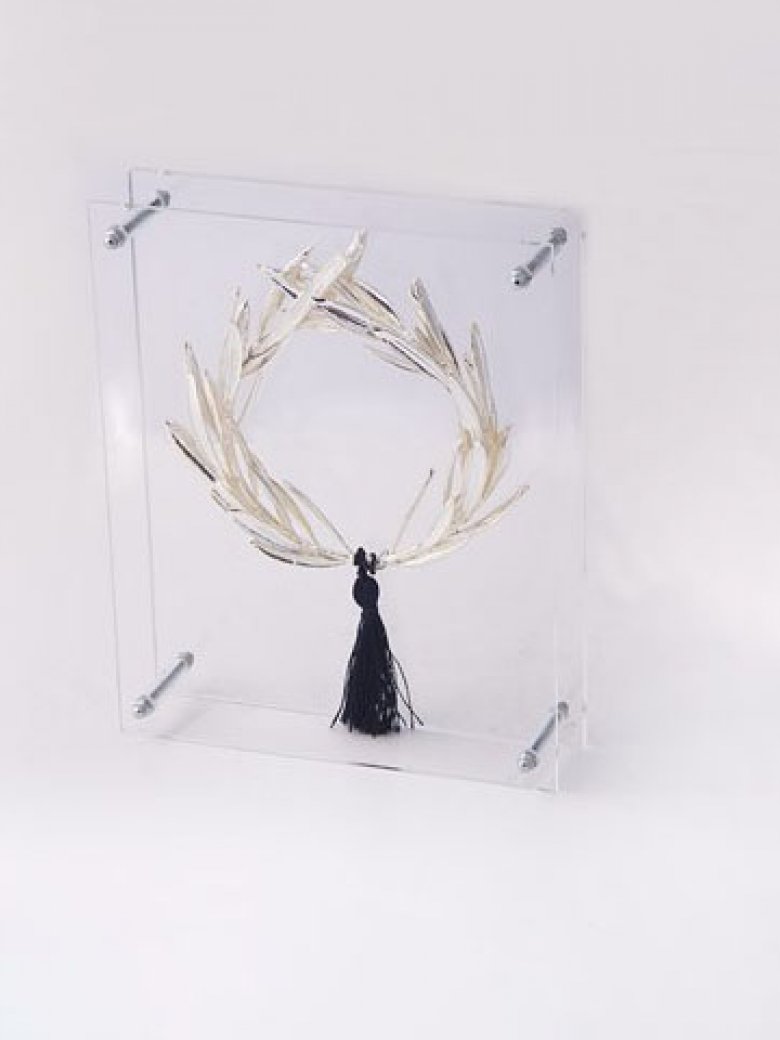 Φυσικό στεφάνι ελιάς ασημί σε plexi glass