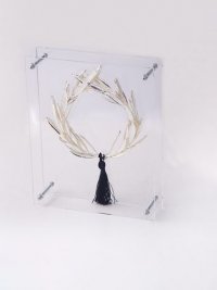 Φυσικό στεφάνι ελιάς ασημί σε plexi glass