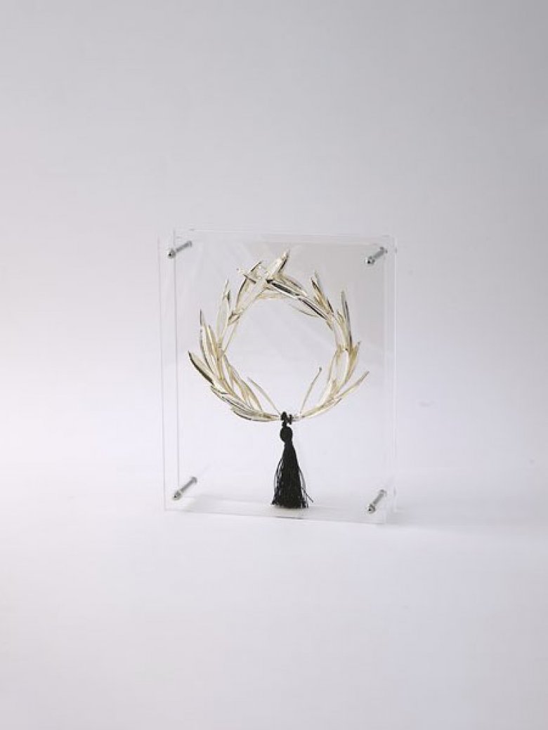 Φυσικό στεφάνι ελιάς ασημί σε plexi glass
